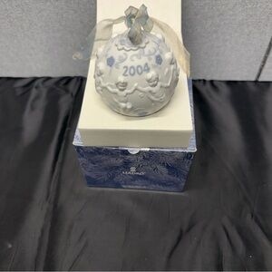 Lladro 2004 Porcelain Christmas
Ball Ornament With Box D3